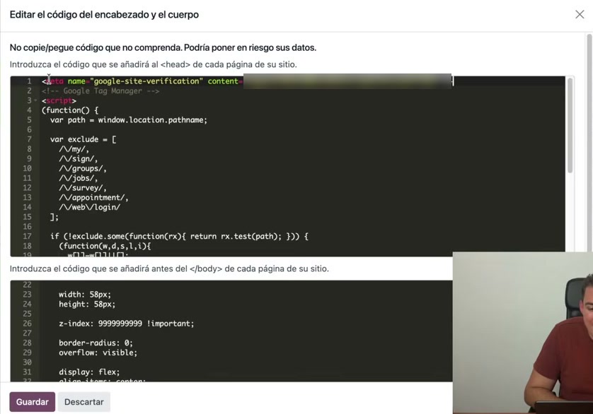 Ventana de Odoo para editar el código del encabezado con la etiqueta de verificación pegada en la primera línea
